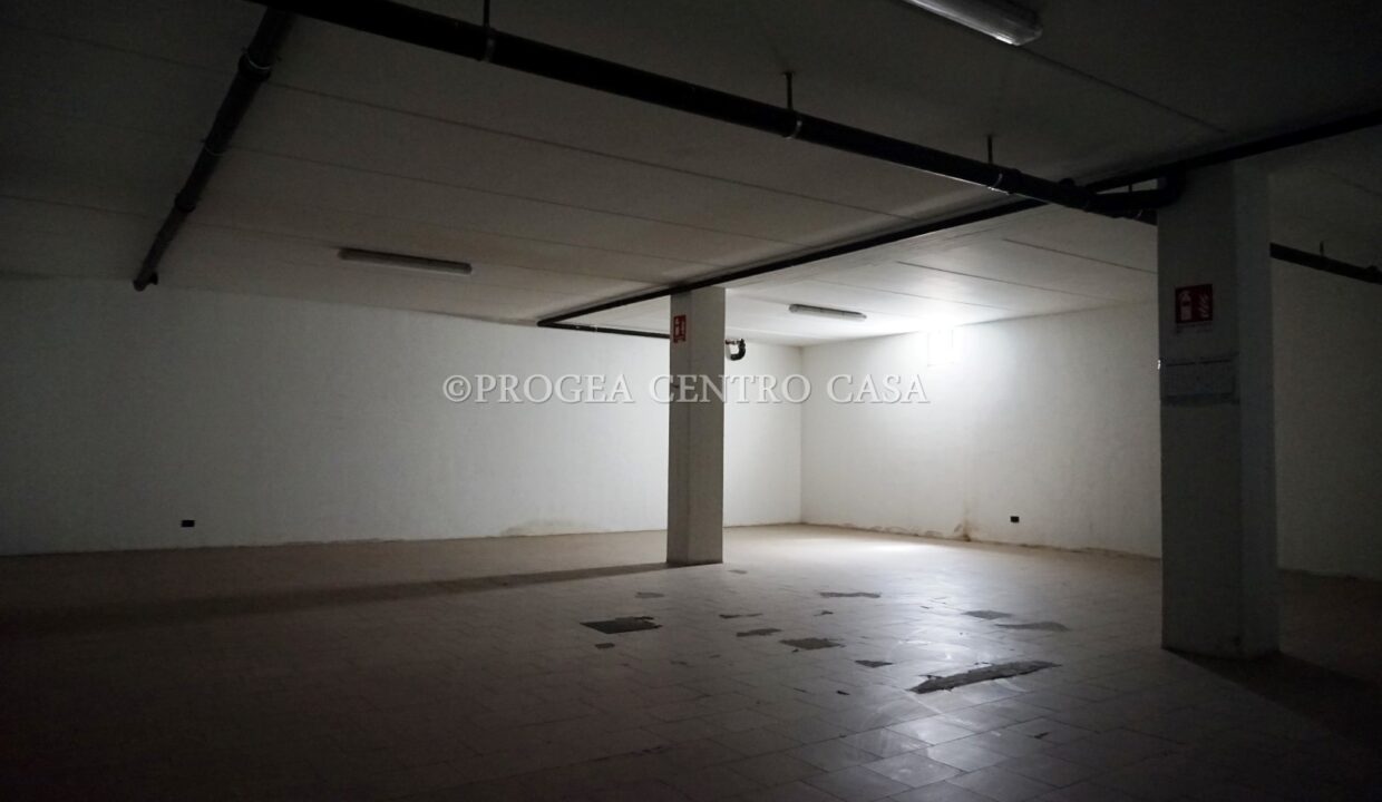 negozio-in-vendita-a-zanica-magazzino