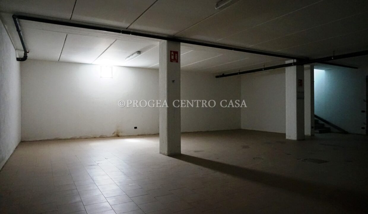 negozio-in-vendita-a-zanica-magazzino-2
