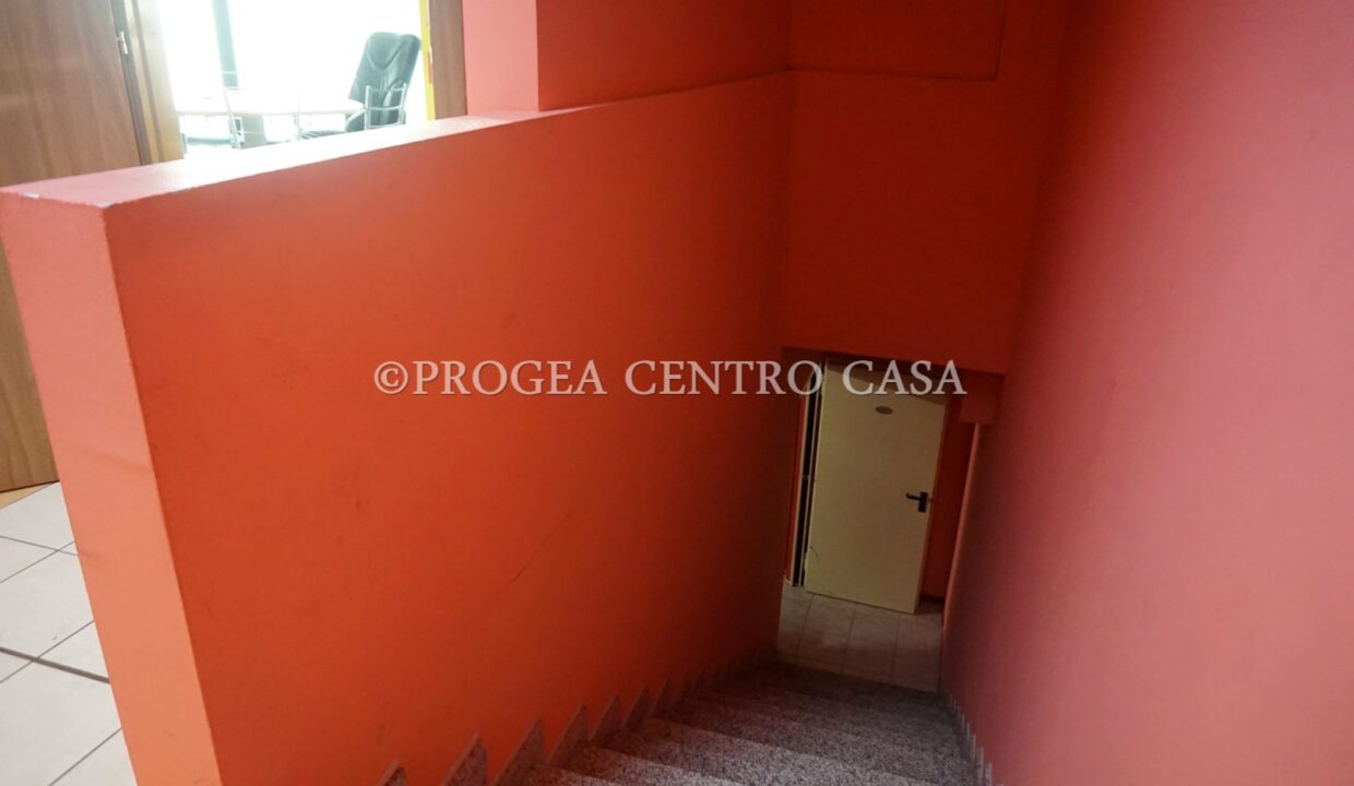 ufficio-in-affitto-a-treviolo-vetrinato-scala
