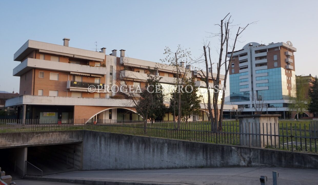 ufficio-in-affitto-a-treviolo-vetrinato-esterno