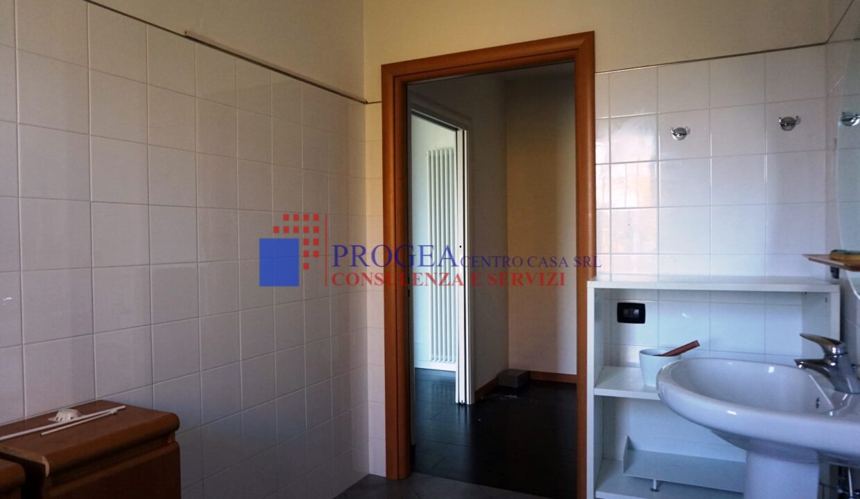 negozio-in-affitto-con-vetrine-albano-sant-alessandro-bagno-2