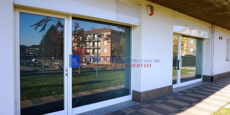 negozio-in-affitto-con-vetrine-albano-sant-alessandro-esterno-2