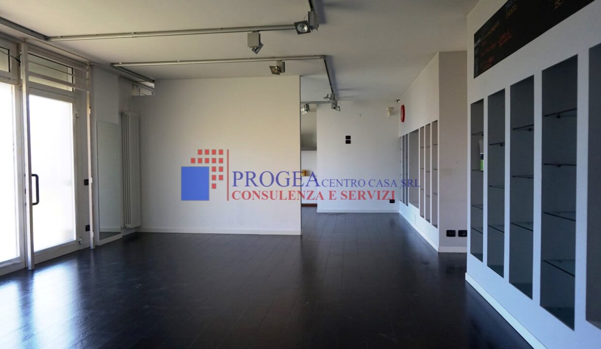 negozio-in-affitto-con-vetrine-albano-sant-alessandro-interno