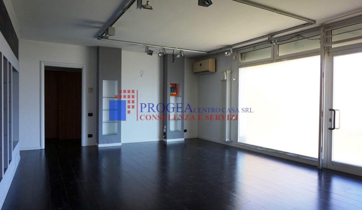 negozio-in-affitto-con-vetrine-albano-sant-alessandro-interno-3