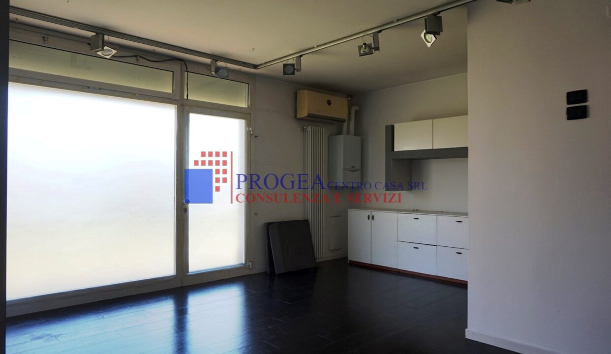 negozio-in-affitto-con-vetrine-albano-sant-alessandro-interno-4