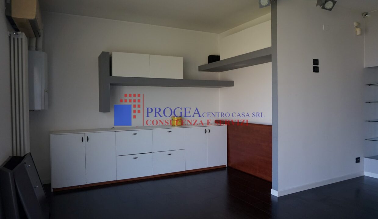 negozio-in-affitto-con-vetrine-albano-sant-alessandro-interno-5
