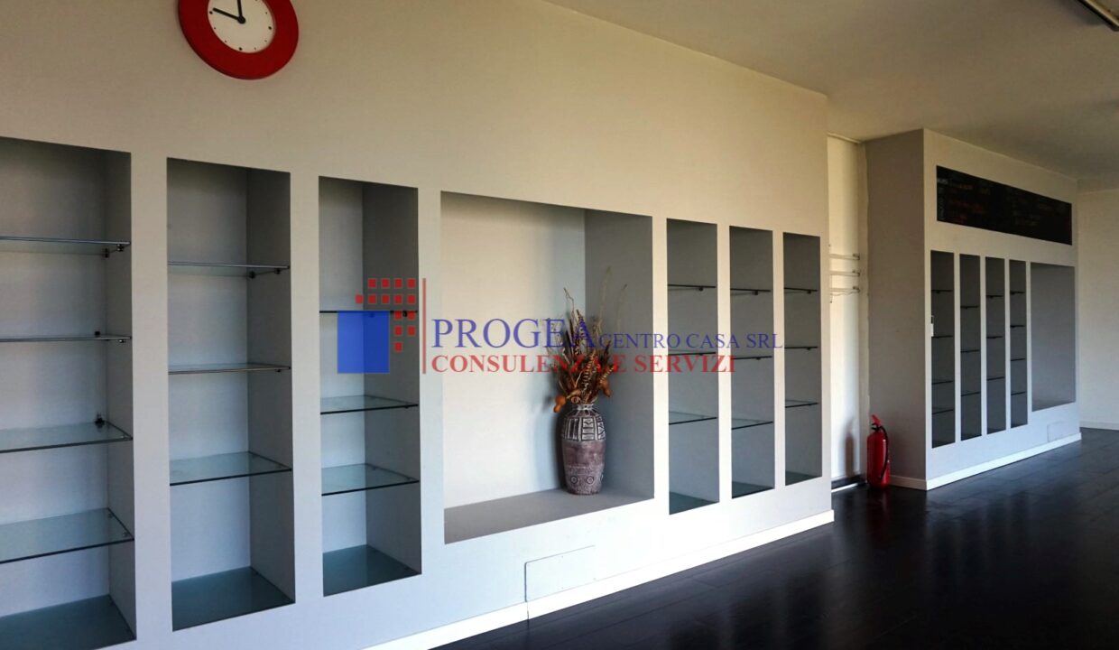 negozio-in-affitto-con-vetrine-albano-sant-alessandro-interno-6