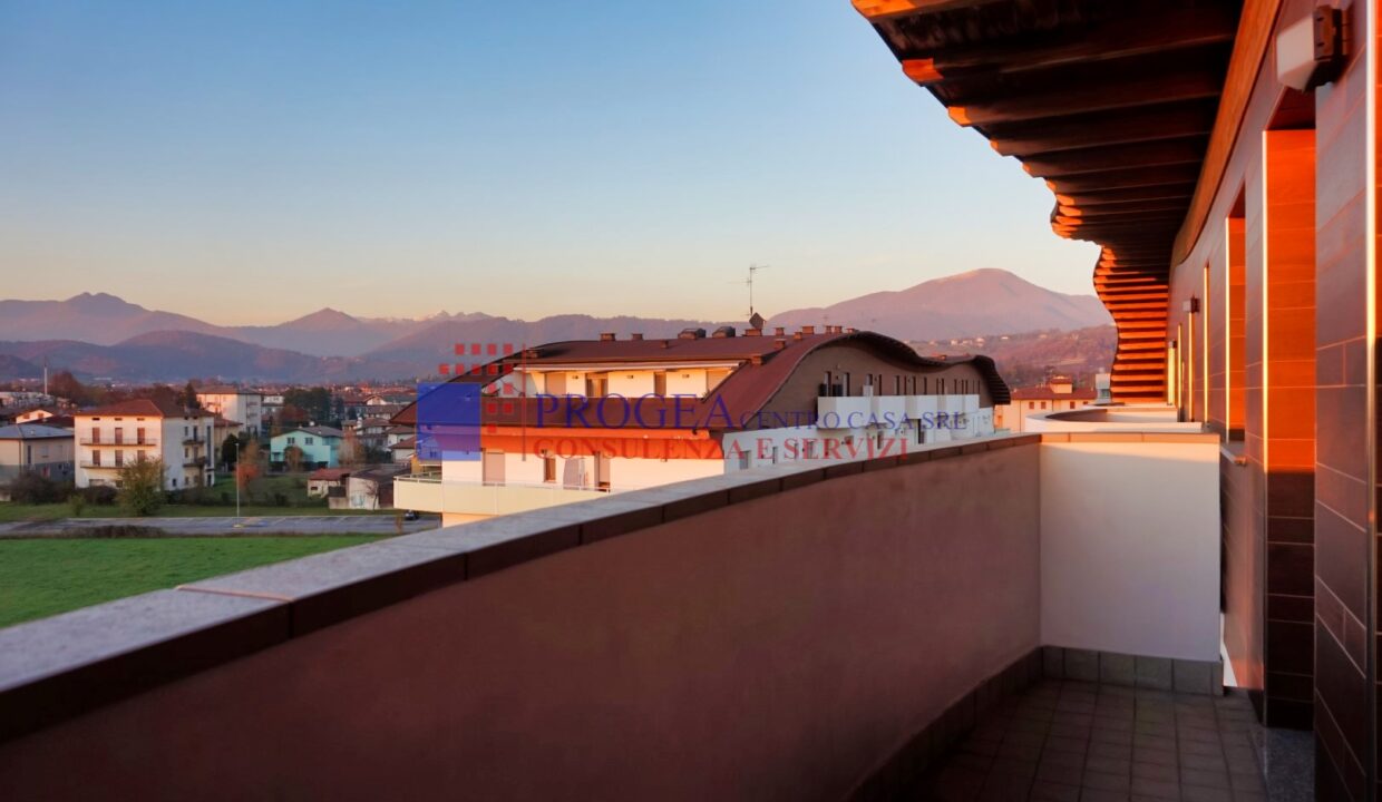 bilocale-in-vendita-albano-santalessandro-balcone