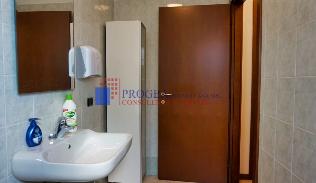 ufficio-in-affitto-a-bergamo-bagno-2