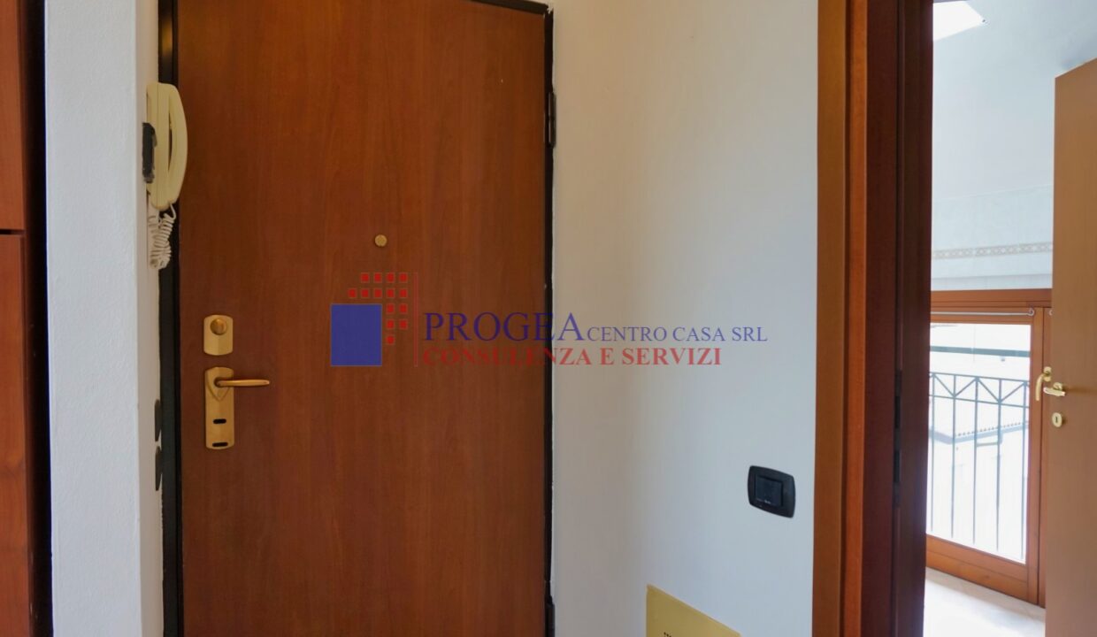 bilocale-arredato-con-box-in-affitto-ad-albano-santalessandro-ingresso