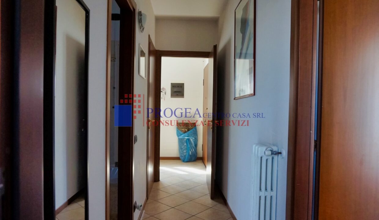 trilocale-parzialmente-arredato-in-affitto-ad-albano-santalessandro-disimpegno-2