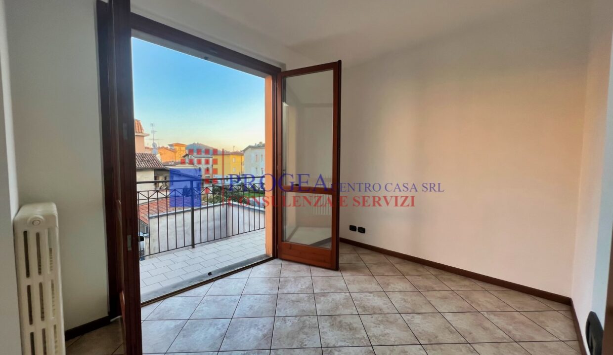 trilocale-parzialmente-arredato-in-affitto-ad-albano-santalessandro-camera