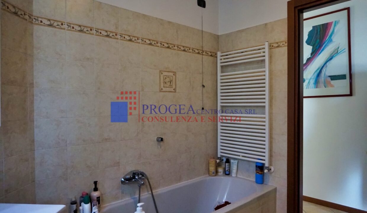 trilocale-parzialmente-arredato-in-affitto-ad-albano-santalessandro-bagno-2