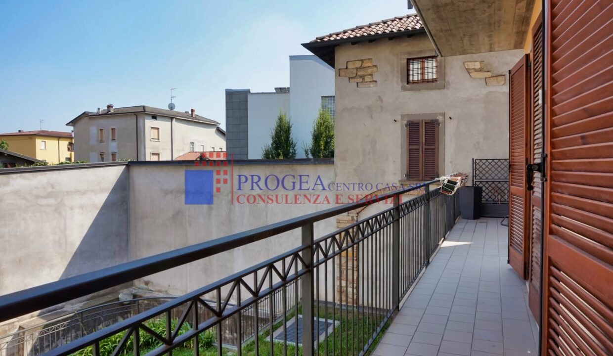 trilocale-parzialmente-arredato-in-affitto-ad-albano-santalessandro-terrazza-2