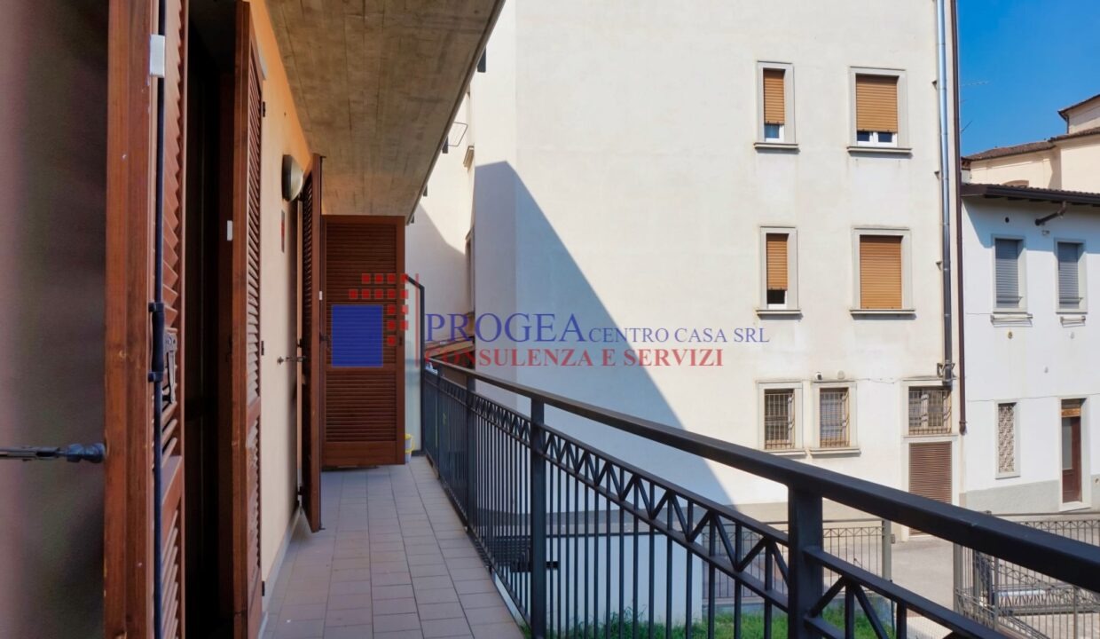 trilocale-parzialmente-arredato-in-affitto-ad-albano-santalessandro-terrazza-3