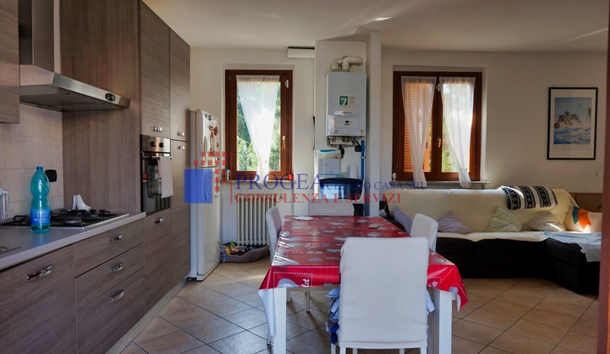trilocale-parzialmente-arredato-in-affitto-ad-albano-santalessandro-soggiorno-2
