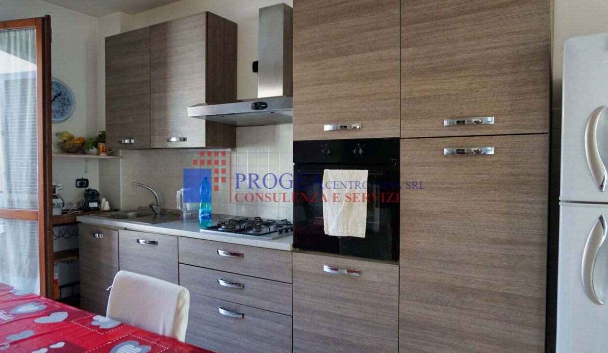 trilocale-parzialmente-arredato-in-affitto-ad-albano-santalessandro-cucina