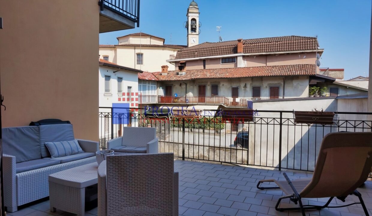 trilocale-parzialmente-arredato-in-affitto-ad-albano-santalessandro-terrazzo